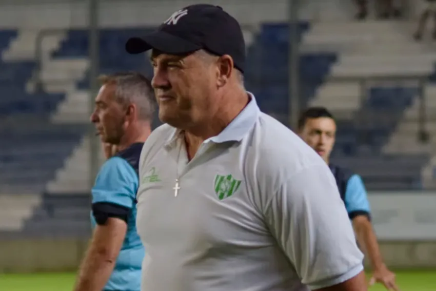 El entrenador de Desamparados, sobre las apuestas y violencia en el fútbol: «A mí me hablaron para ir un partido para atrás» El entrenador de Desamparados, sobre las apuestas y violencia en el fútbol: «A mí me hablaron para ir un partido para atrás»