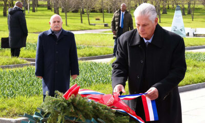 Díaz-Canel rinde homenaje a las víctimas de Leningrado en el monumento a la Madre Patria durante su visita a San Petersburgo