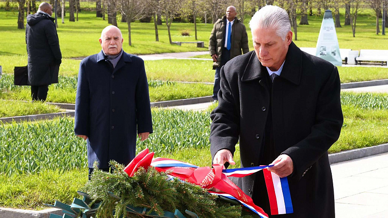 Díaz-Canel rinde homenaje a las víctimas de Leningrado en el monumento a la Madre Patria durante su visita a San Petersburgo Díaz-Canel rinde homenaje a las víctimas de Leningrado en el monumento a la Madre Patria durante su visita a San Petersburgo