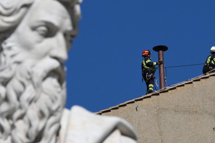 Cónclave: el Vaticano ya instaló la chimenea para el humo negro y blanco Cónclave: el Vaticano ya instaló la chimenea para el humo negro y blanco