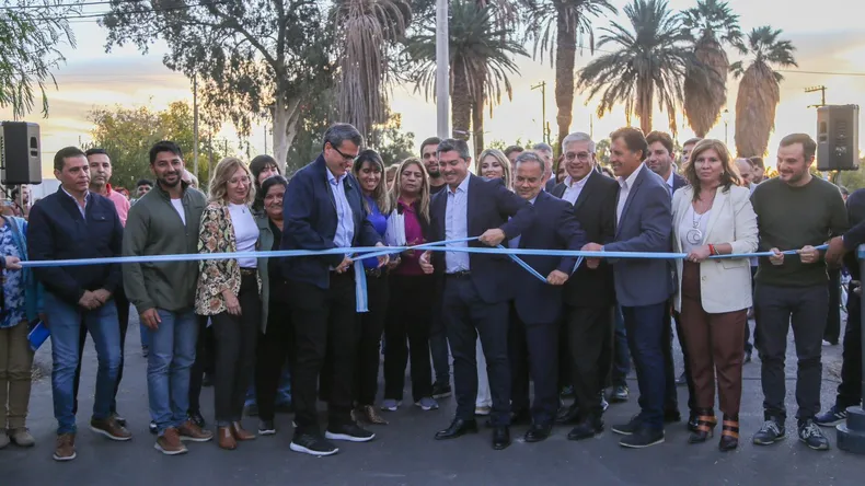 Orrego inauguró la primera obra del programa provincial de pavimentación urbana y ya analiza otra edición Orrego inauguró la primera obra del programa provincial de pavimentación urbana y ya analiza otra edición