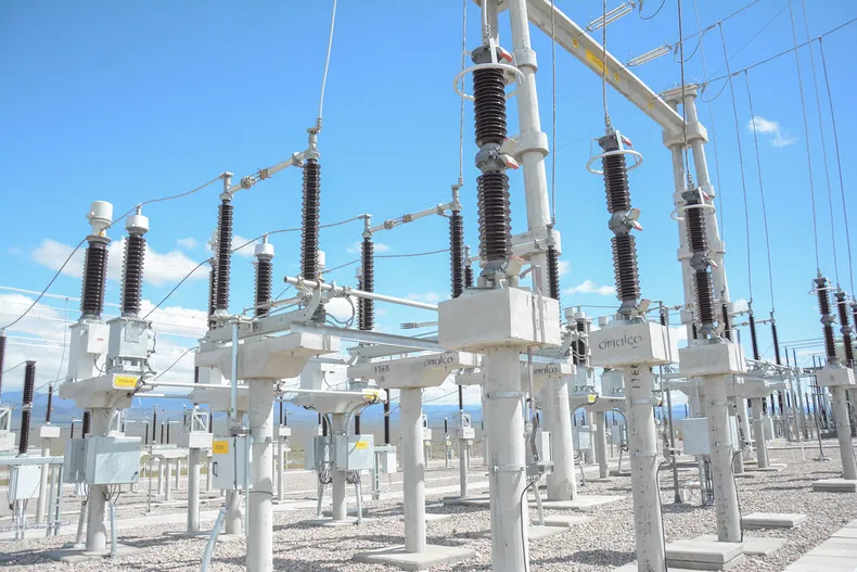 Orrego encabezó la firma de un contrato clave para la transformación energética de San Juan Orrego encabezó la firma de un contrato clave para la transformación energética de San Juan