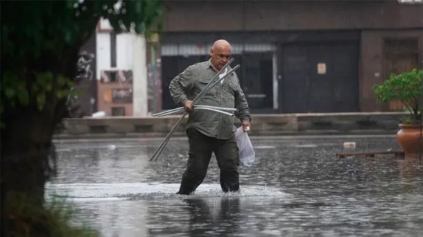 Fuerte temporal en la provincia de Buenos Aires: ya son más de mil los evacuados Fuerte temporal en la provincia de Buenos Aires: ya son más de mil los evacuados