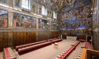 Ya está todo listo para el inicio del cónclave: el Vaticano mostró como luce la Capilla Sixtina
