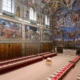Ya está todo listo para el inicio del cónclave: el Vaticano mostró como luce la Capilla Sixtina