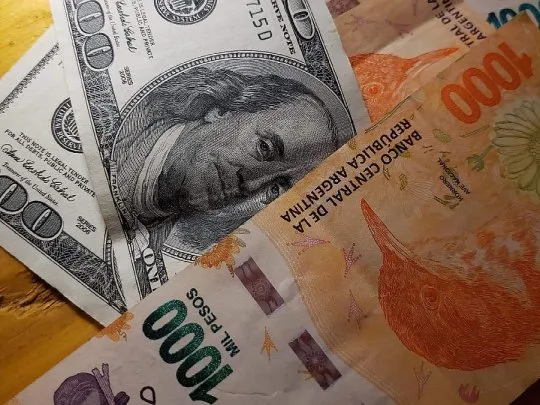 Gobierno impulsa el bimonetarismo, con mayor circulación de dólares: impacto en el precio del billete, reservas y PBI Gobierno impulsa el bimonetarismo, con mayor circulación de dólares: impacto en el precio del billete, reservas y PBI
