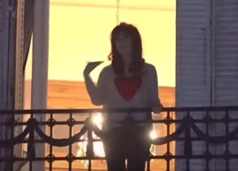 CFK celebró en el balcón el triunfo del peronismo y le pegó a Milei vía X CFK celebró en el balcón el triunfo del peronismo y le pegó a Milei vía X