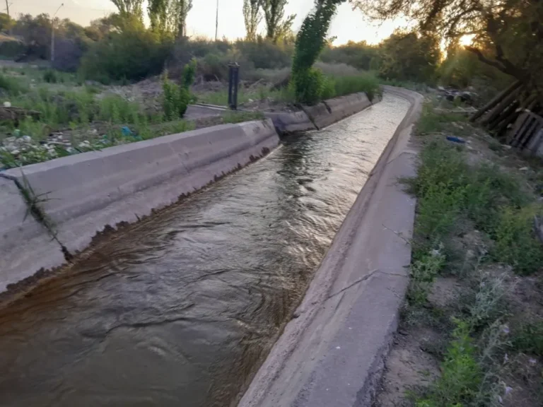 Una niña de 10 años fue rescatada tras caer al canal San Carlos en Sarmiento Una niña de 10 años fue rescatada tras caer al canal San Carlos en Sarmiento